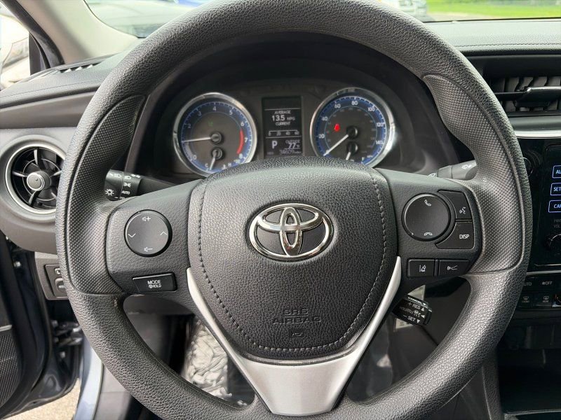 Used 2018 Toyota Corolla LE FWD image 18