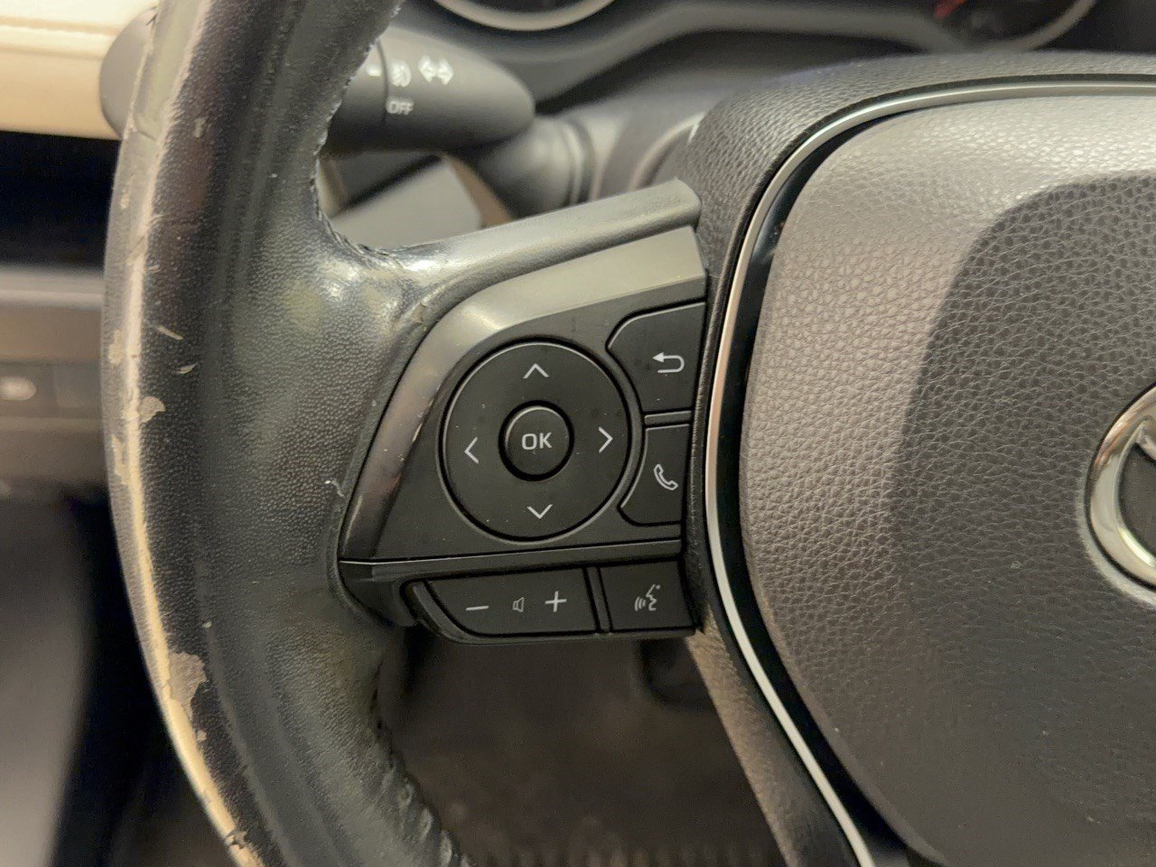 Used 2019 Toyota RAV4 XLE Premium FWD image 18