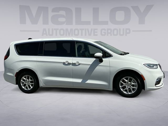Used 2023 Chrysler Pacifica Touring-L FWD image 6