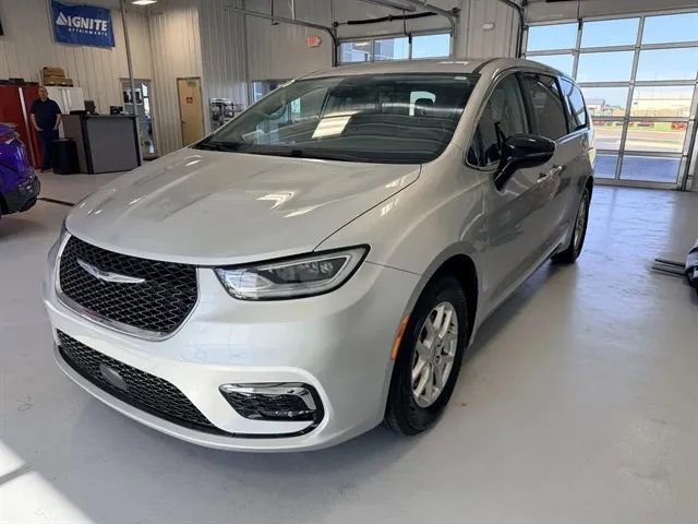 Used 2024 Chrysler Pacifica Touring-L FWD image 6