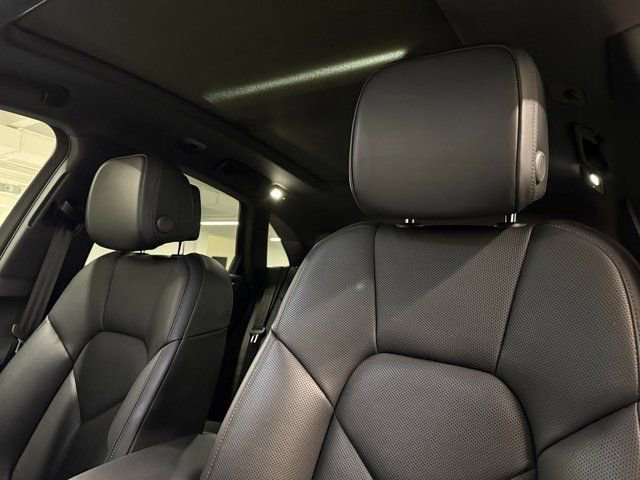 Certified 2025 Porsche Macan AWD/4WD image 25