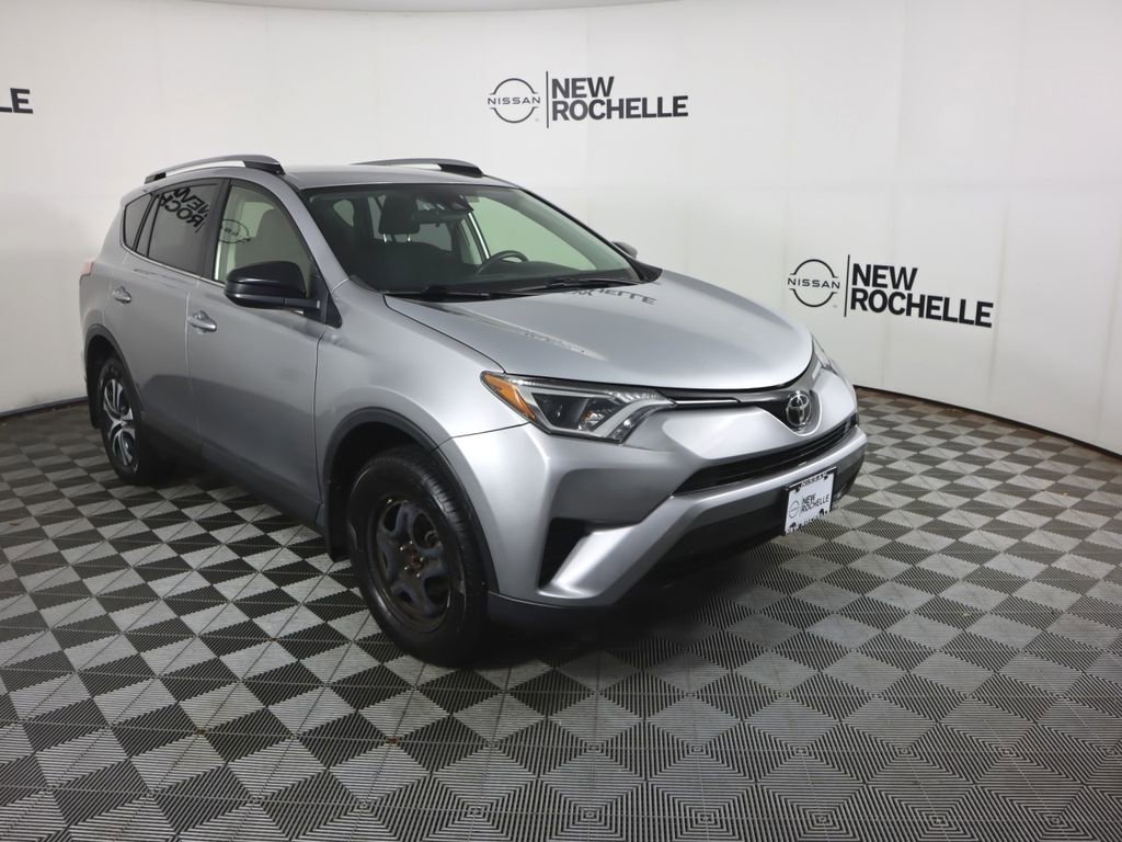 Used 2018 Toyota RAV4 LE AWD/4WD image 3