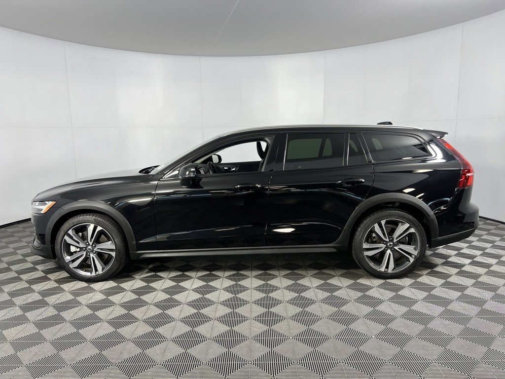 Used 2025 Volvo V60 B5 Cross Country Plus image 8