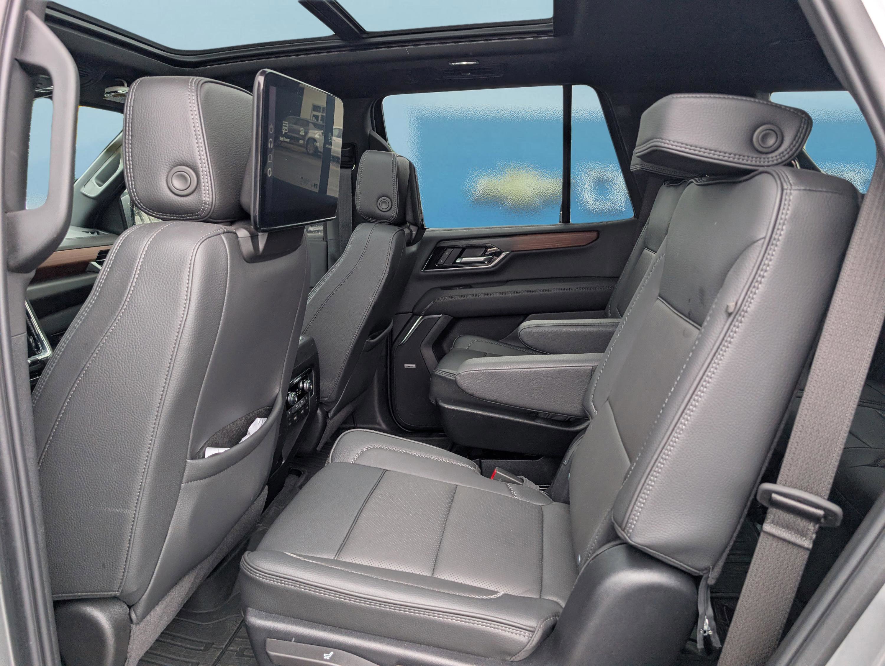 Used 2025 GMC Yukon Denali w/ Advanced Technology Package AWD/4WD image 15