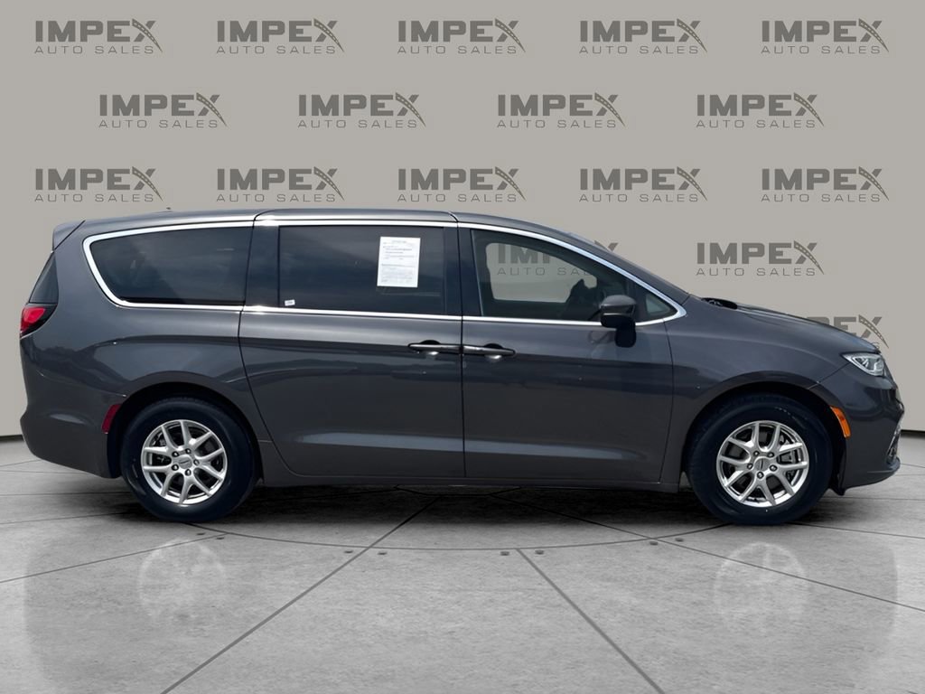 Used 2023 Chrysler Pacifica Touring-L FWD image 6