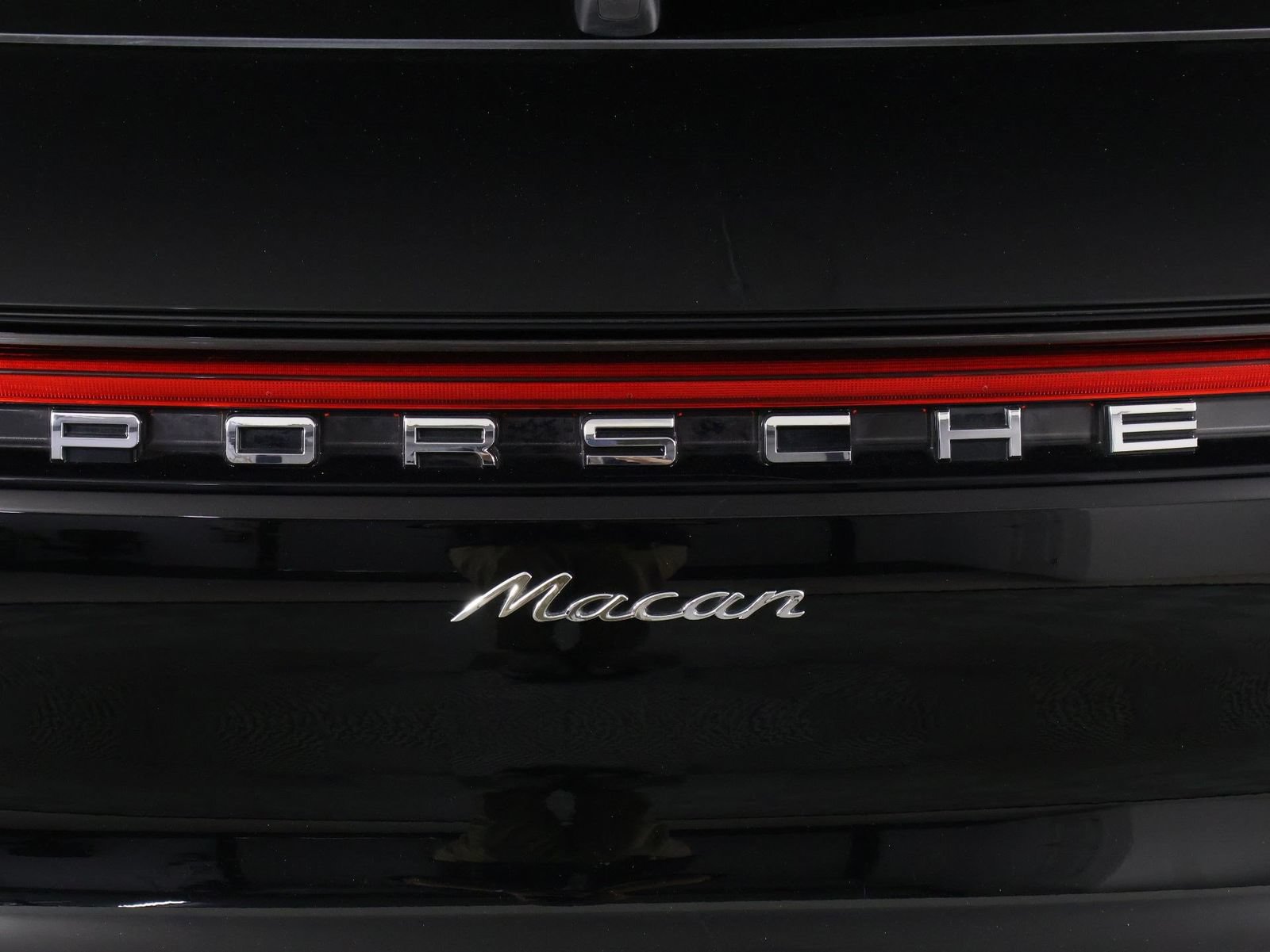 Certified 2023 Porsche Macan AWD/4WD image 22