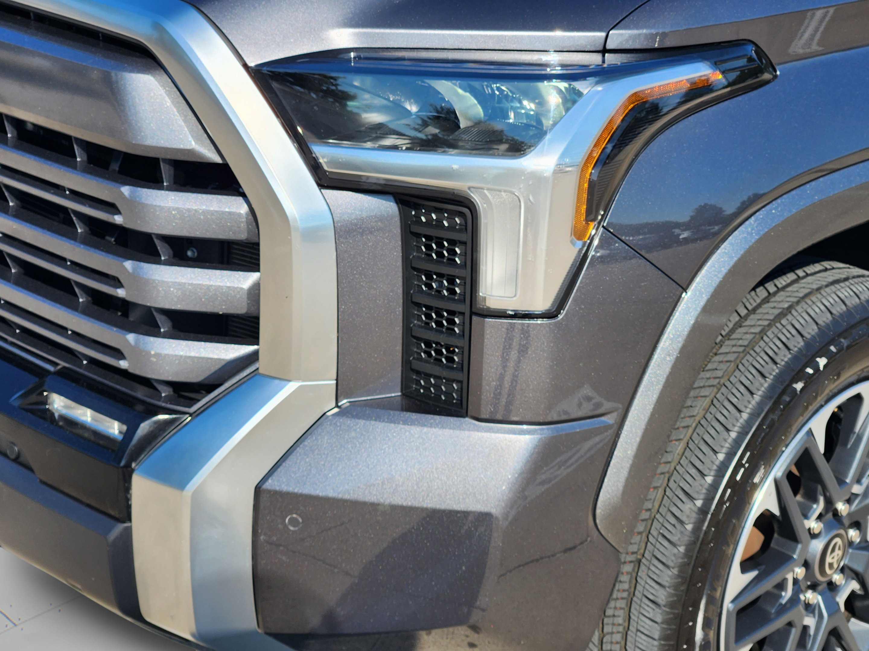Used 2025 Toyota Tundra Limited AWD/4WD image 32