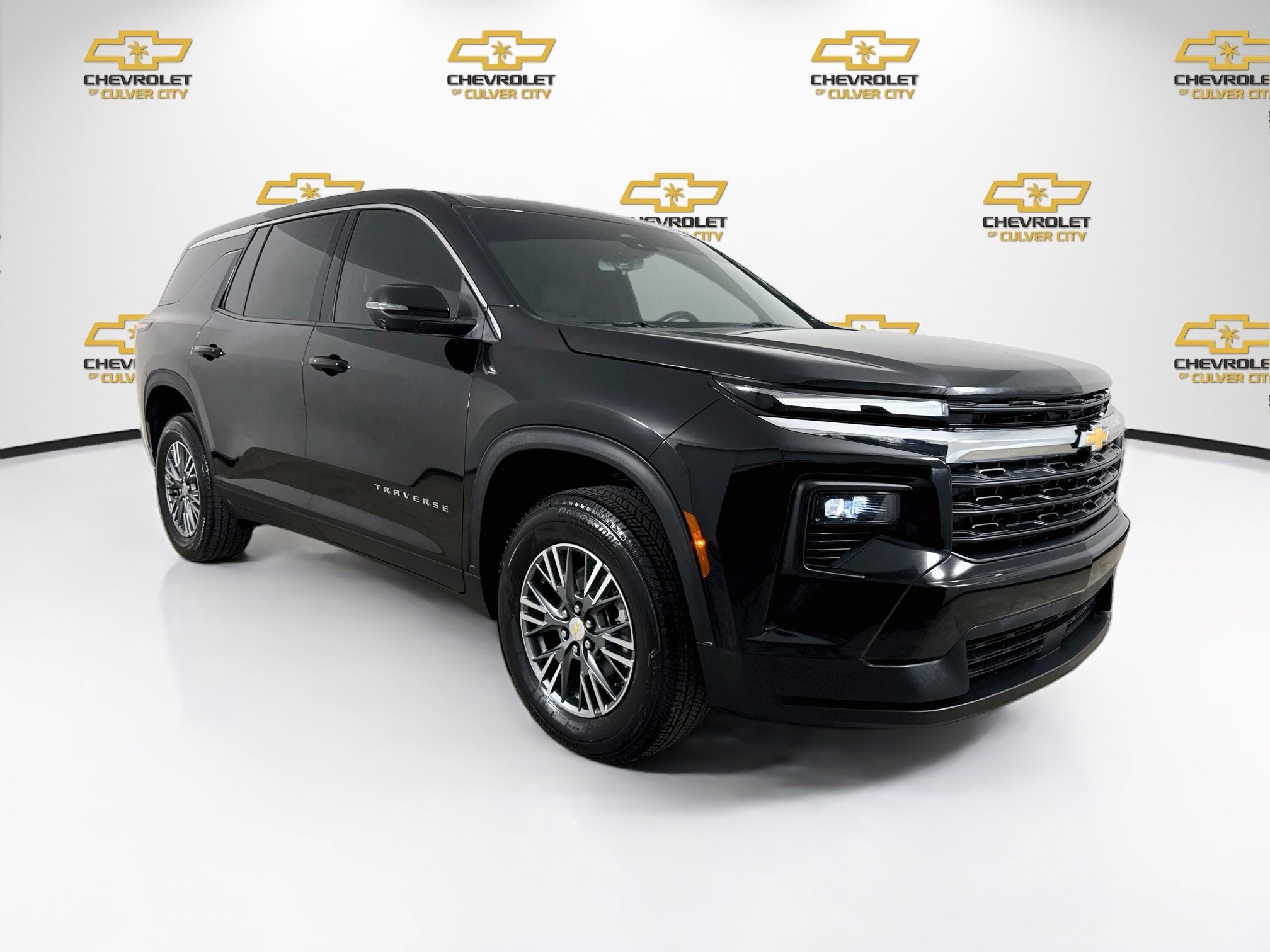 Used 2024 Chevrolet Traverse LS FWD image 1