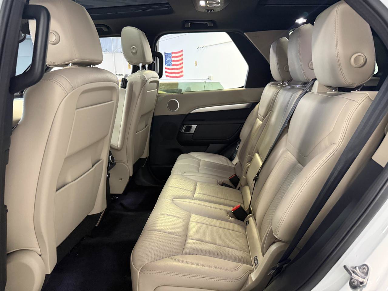 Used 2020 Land Rover Discovery Landmark AWD/4WD image 15