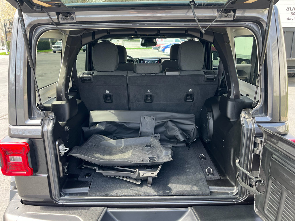 Used 2025 Jeep Wrangler Sahara image 35