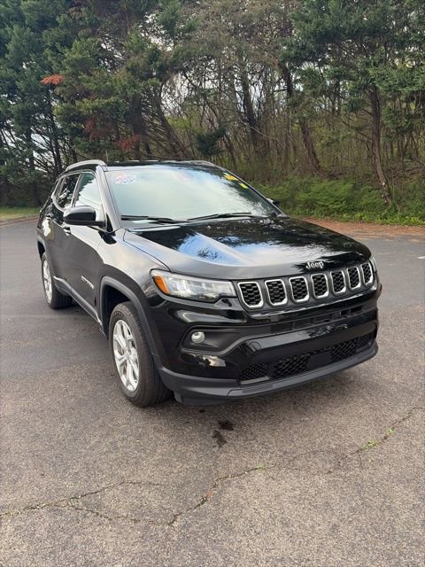 Used 2024 Jeep Compass Latitude image 3