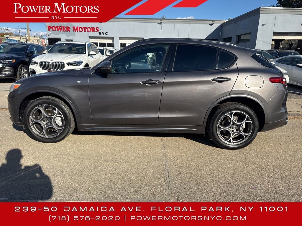 Used 2023 Alfa Romeo Stelvio Ti image 2