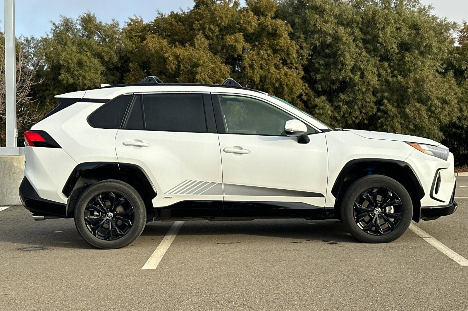 Used 2024 Toyota RAV4 SE image 3