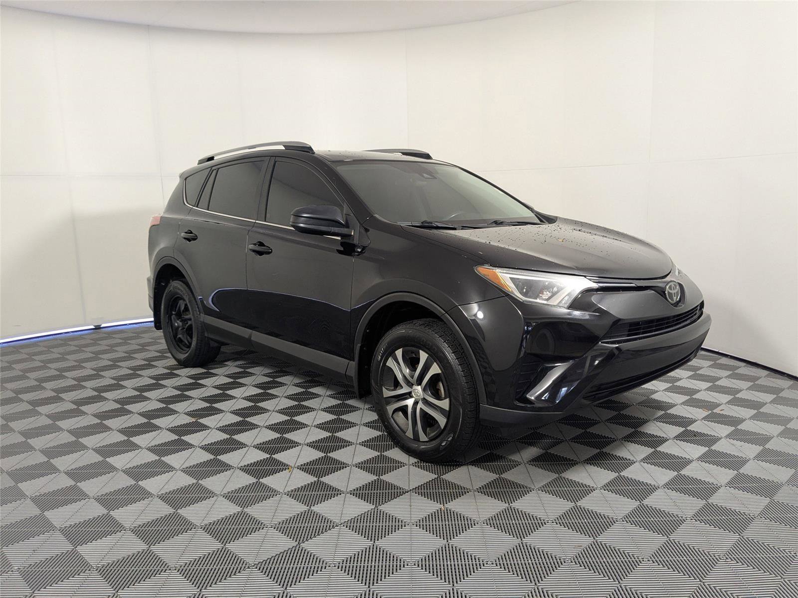 Used 2018 Toyota RAV4 LE image 3
