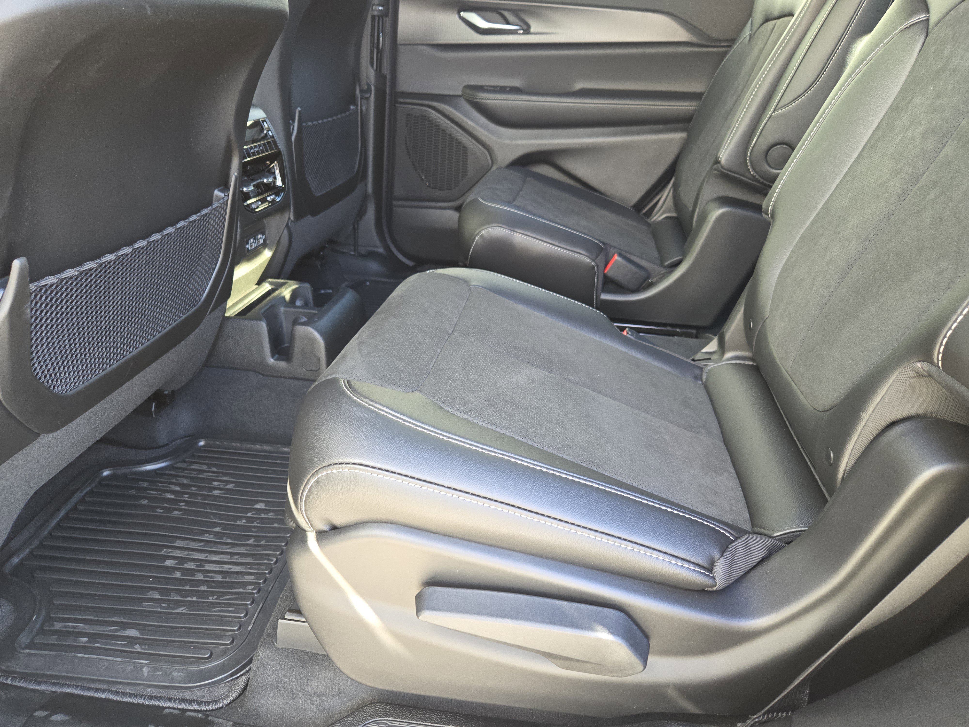 New 2025 Jeep Grand Cherokee L Laredo image 21