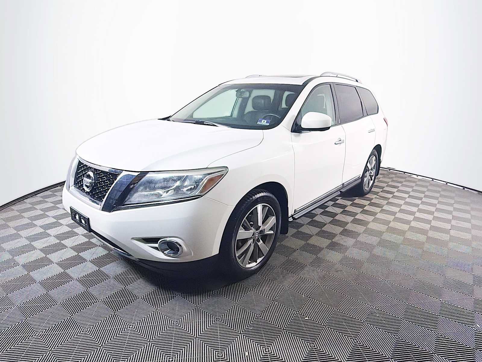 Used 2013 Nissan Pathfinder Platinum w/ Platinum Premium Pkg AWD/4WD image 1