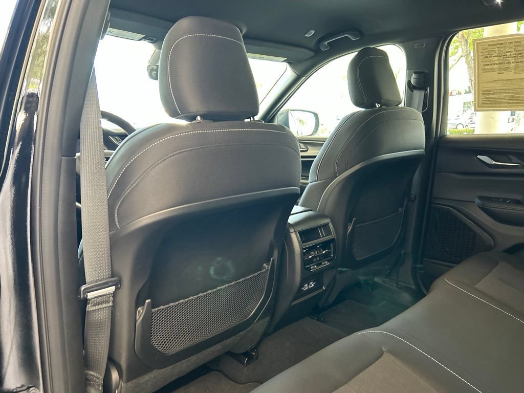 Used 2025 Jeep Grand Cherokee Laredo AWD/4WD image 34