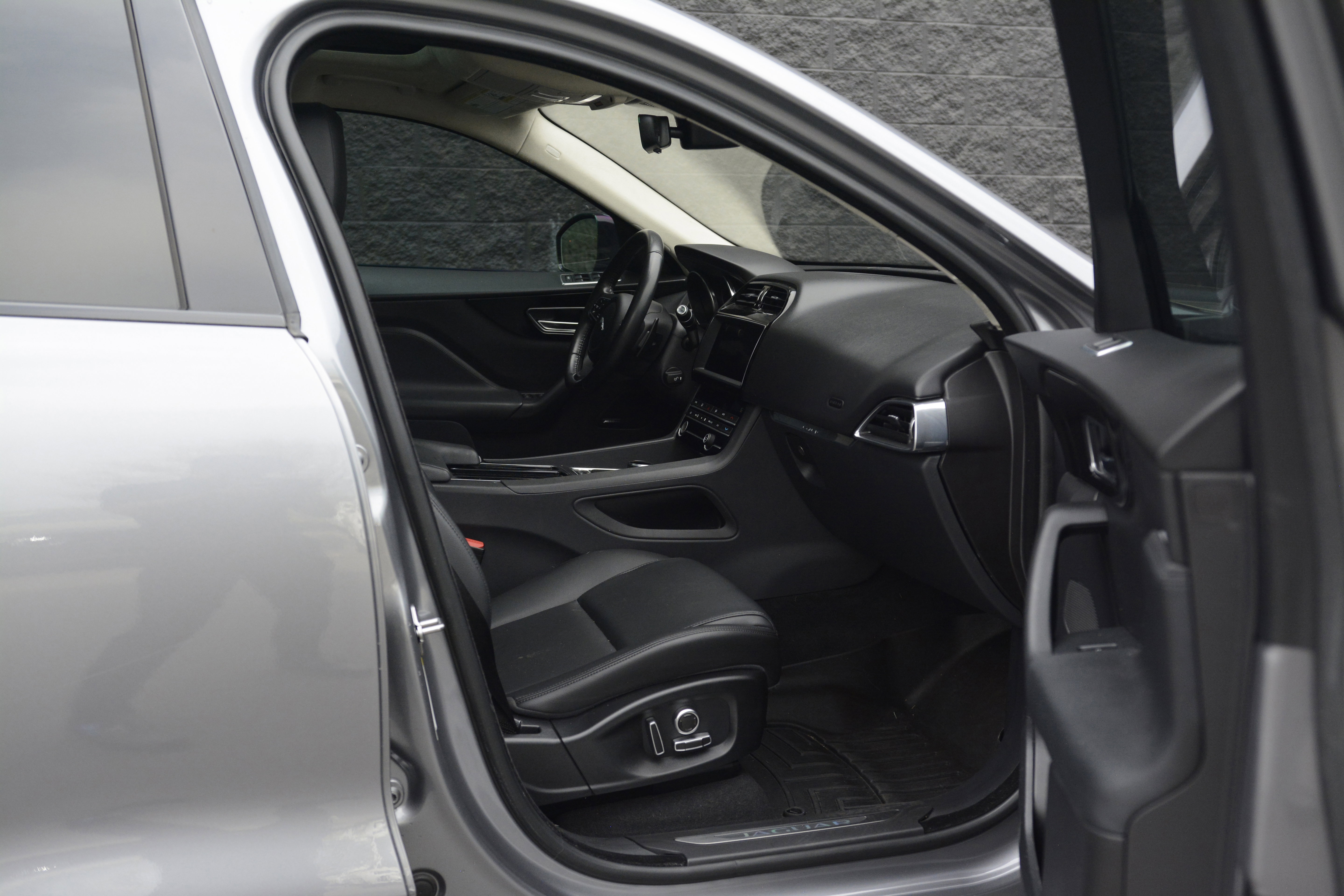 Used 2020 Jaguar F-PACE Premium image 23