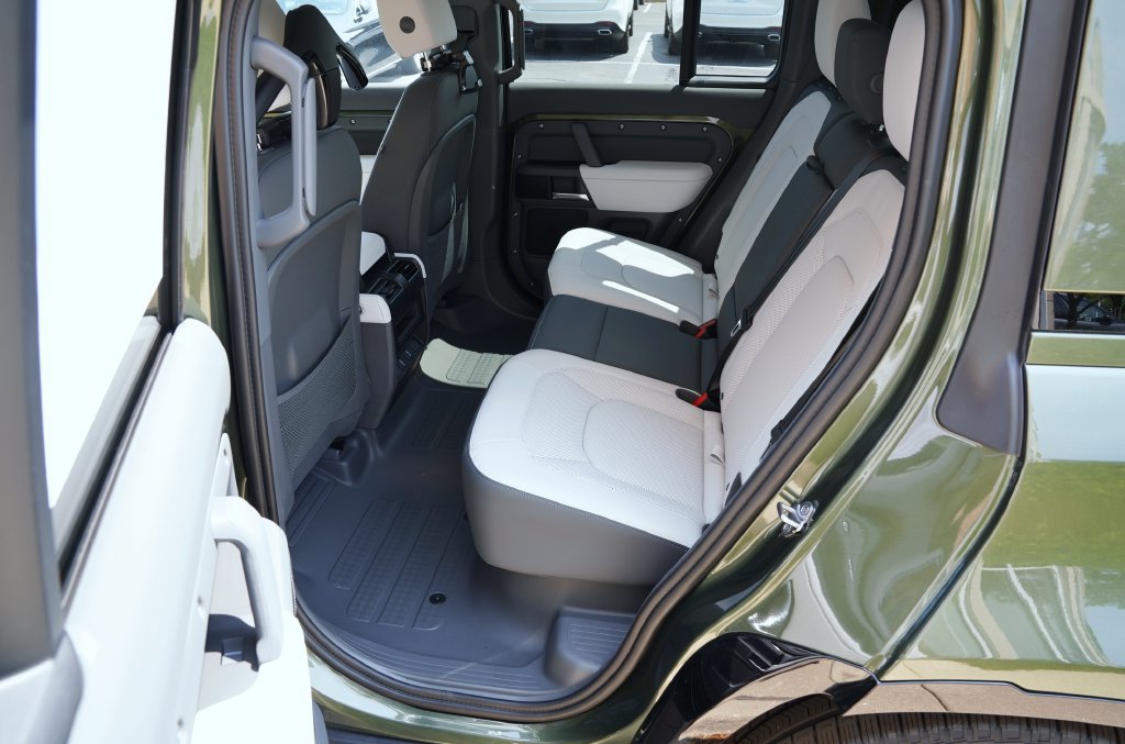 New 2026 Land Rover Defender 110 X-Dynamic SE AWD/4WD image 33