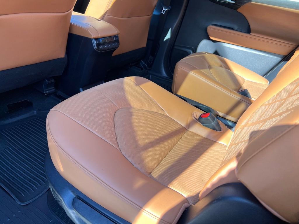 Used 2023 Toyota Highlander Platinum AWD/4WD image 18