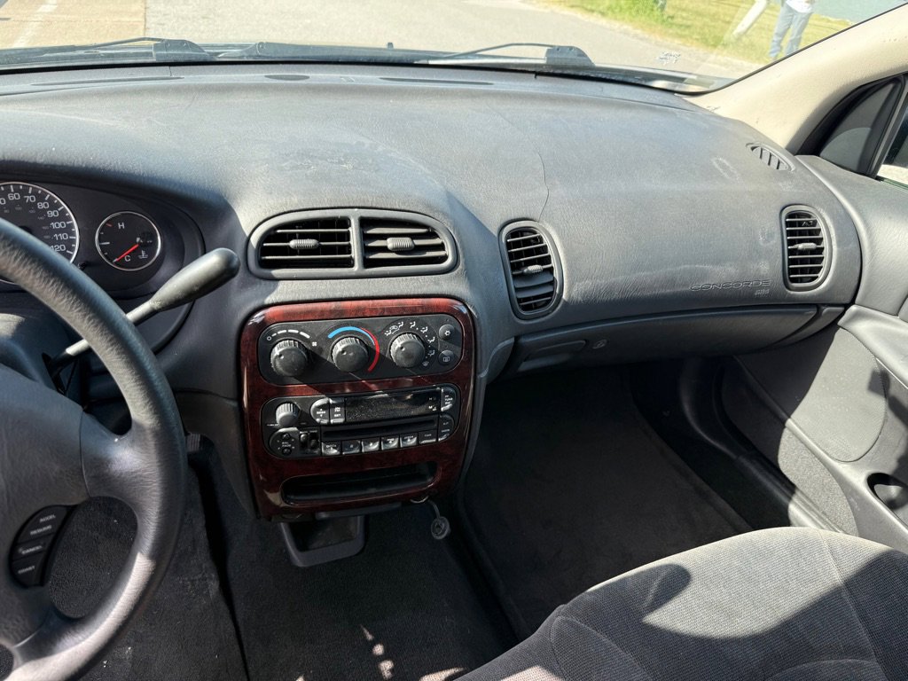 Used 2004 Chrysler Concorde LX image 10