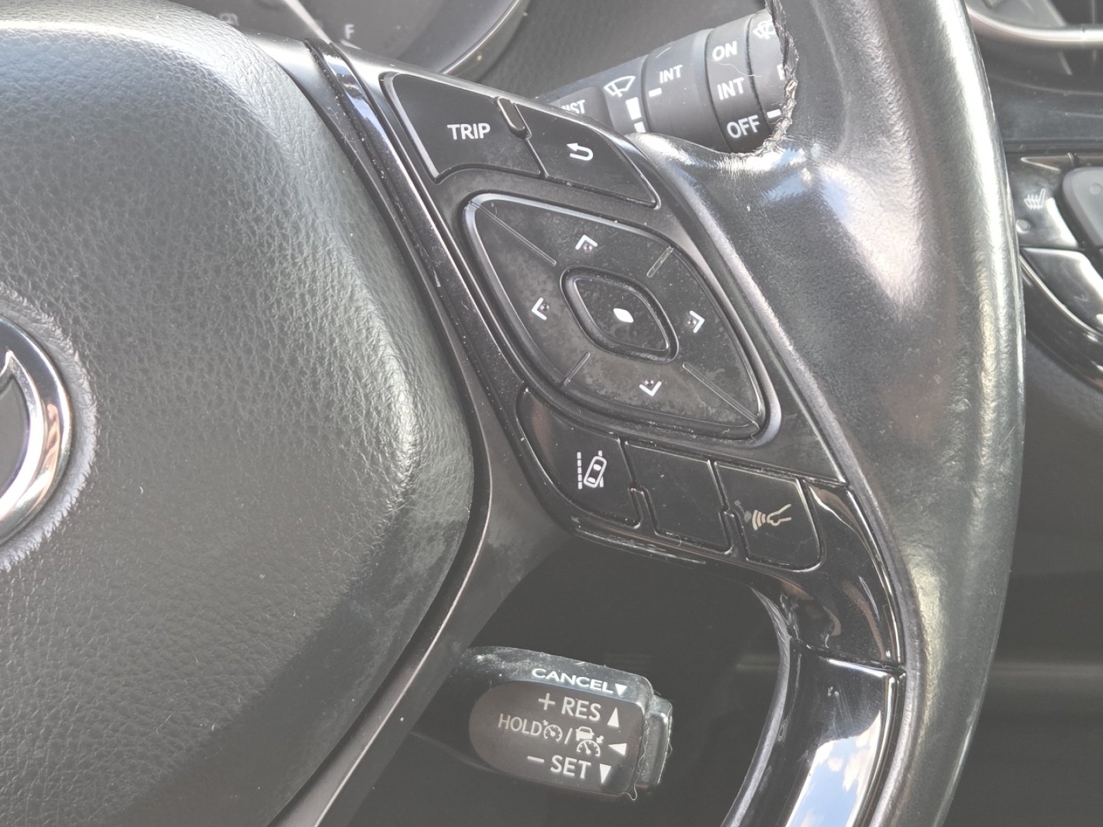 Used 2018 Toyota C-HR XLE FWD image 5