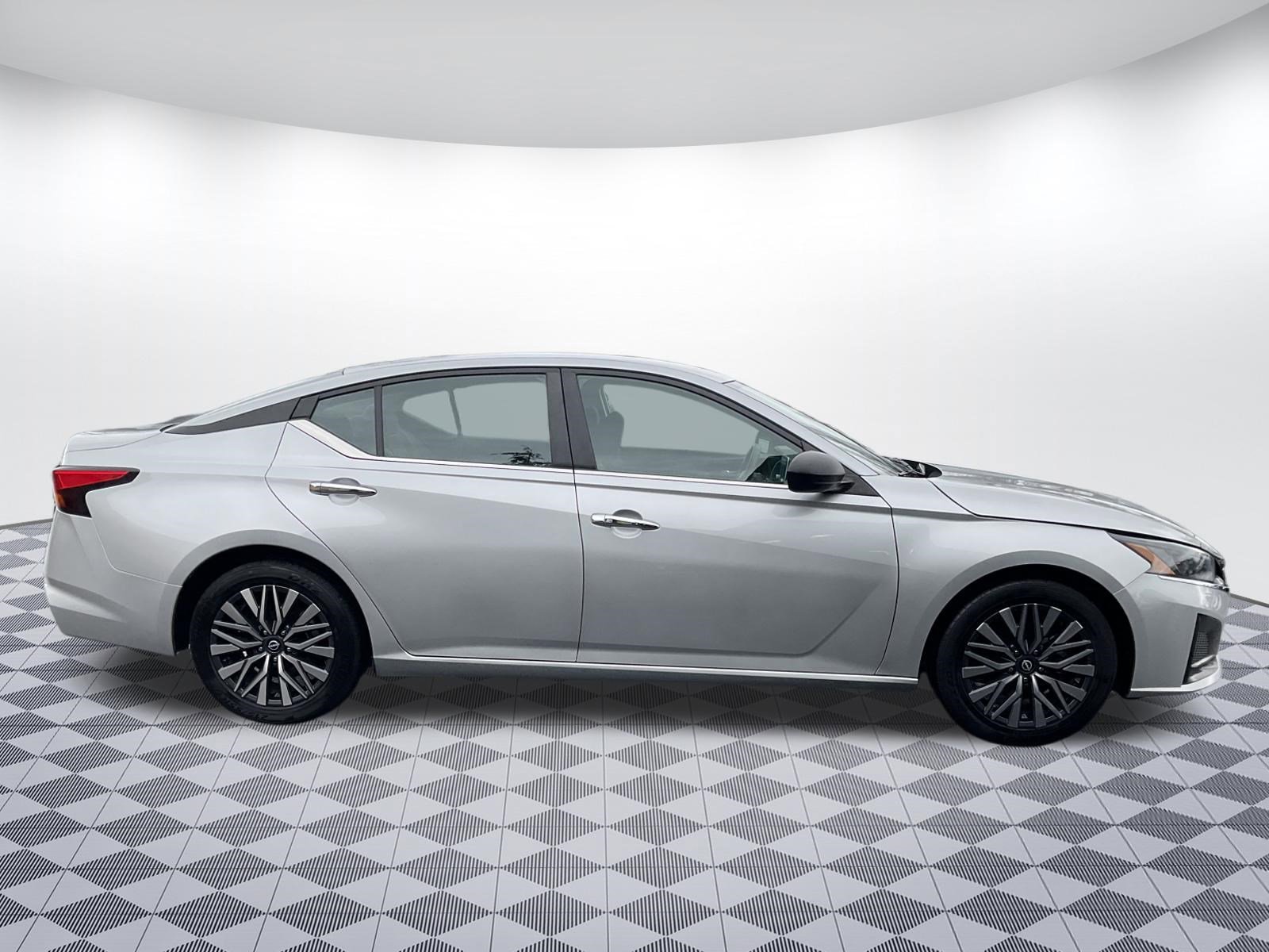 Used 2024 Nissan Altima 2.5 SV image 2