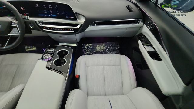 Used 2025 Cadillac Lyriq Luxury w/ LPO, Floor Liner Package RWD image 39