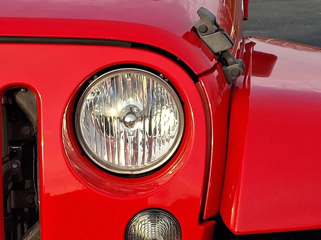 Used 2015 Jeep Wrangler Unlimited Sahara w/ Connectivity Group image 12