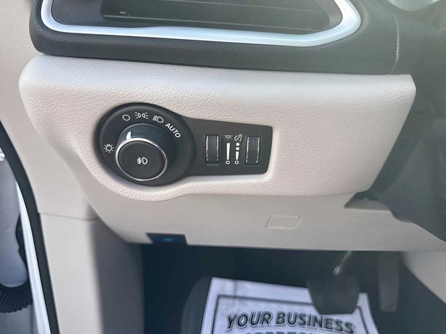 Used 2024 Chrysler Pacifica Touring-L image 18