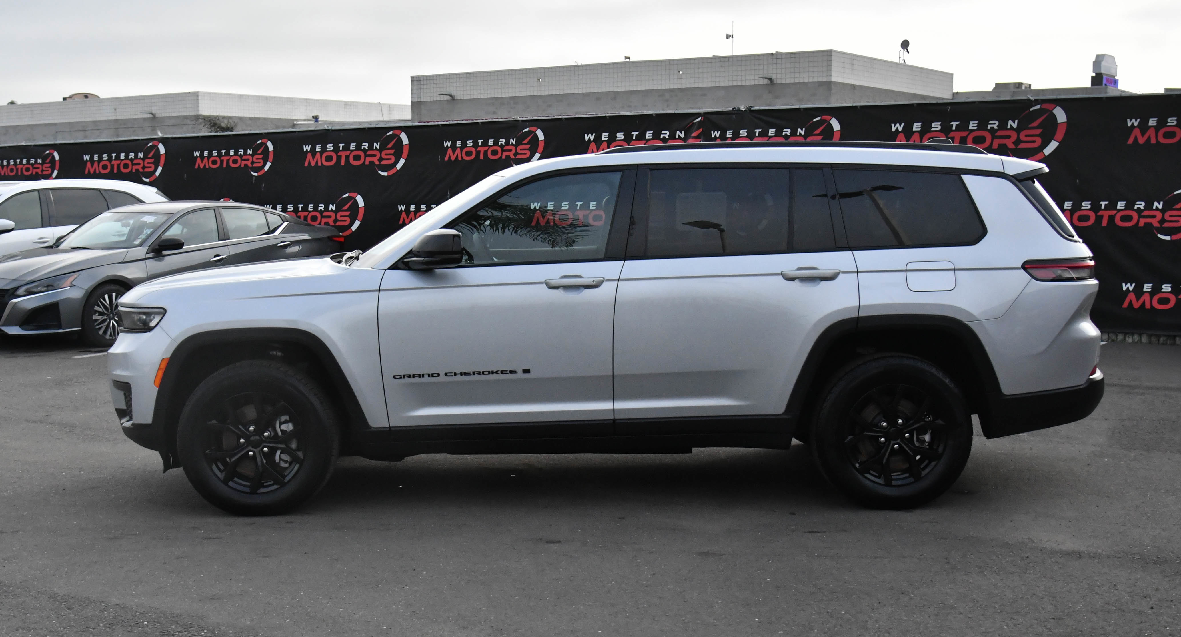 Used 2024 Jeep Grand Cherokee L Laredo image 4