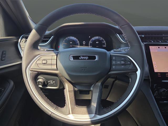 New 2025 Jeep Grand Cherokee Limited w/ Black Appearance Package image 17