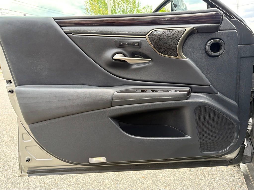 Used 2019 Lexus ES 350 Ultra Luxury w/ Accessory Package 2 FWD image 10