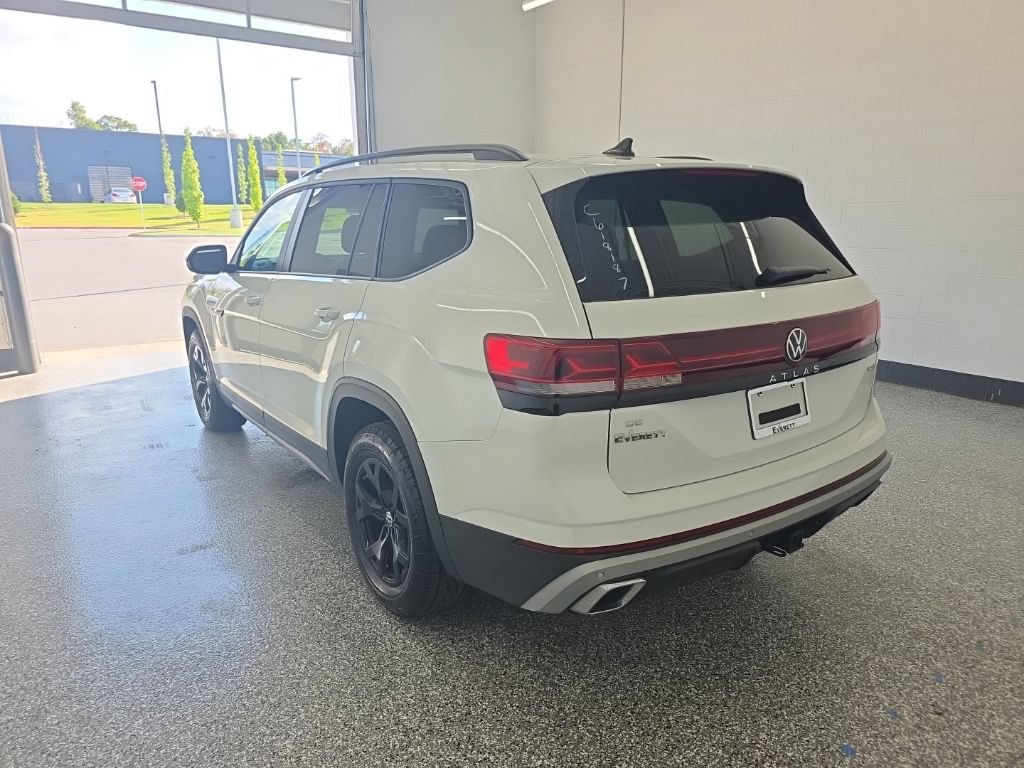 Certified 2024 Volkswagen Atlas Peak Edition SE AWD/4WD image 3