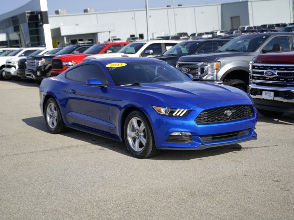 Used 2017 Ford Mustang Coupe image 3