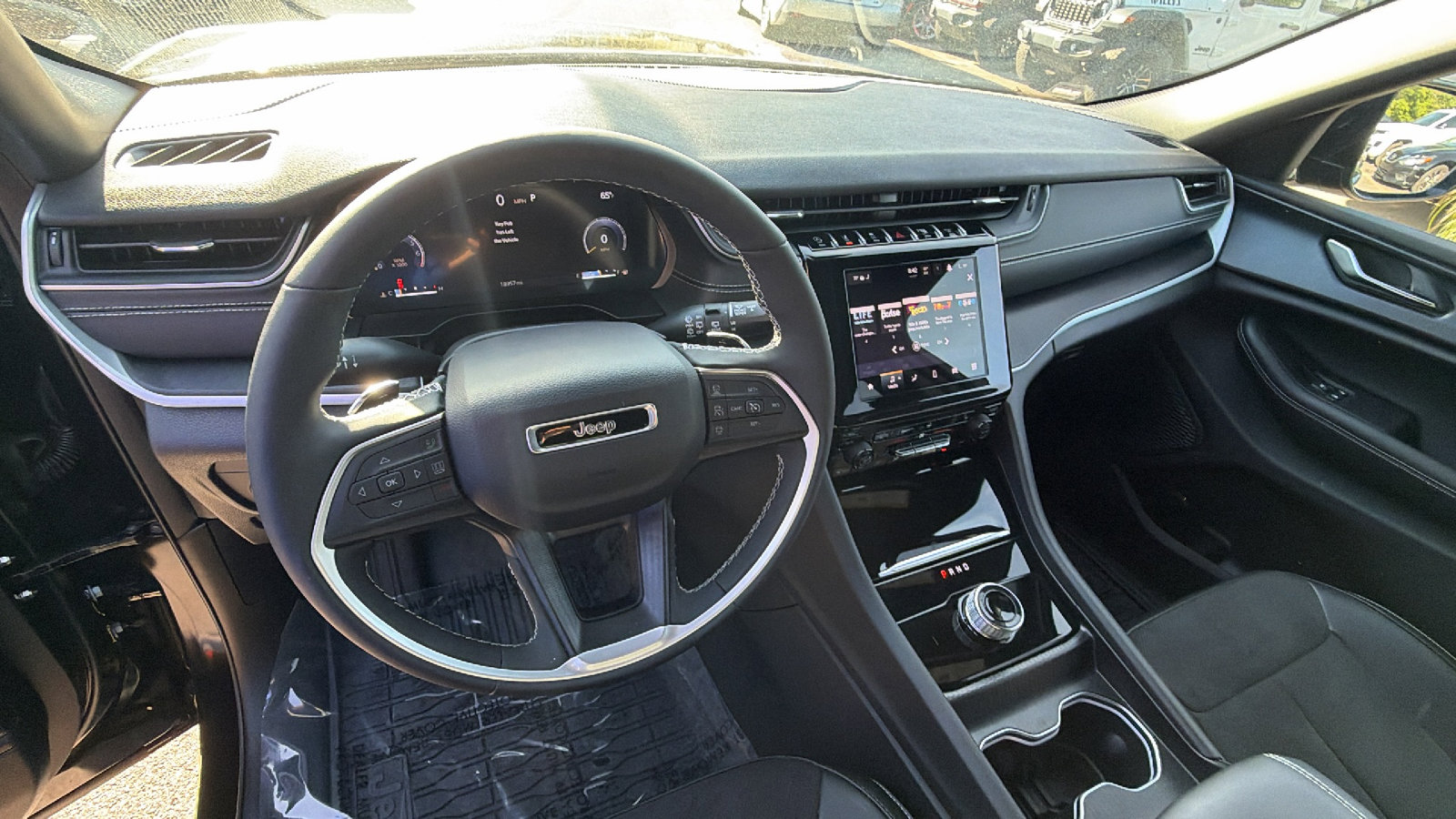 Used 2025 Jeep Grand Cherokee Altitude AWD/4WD image 24