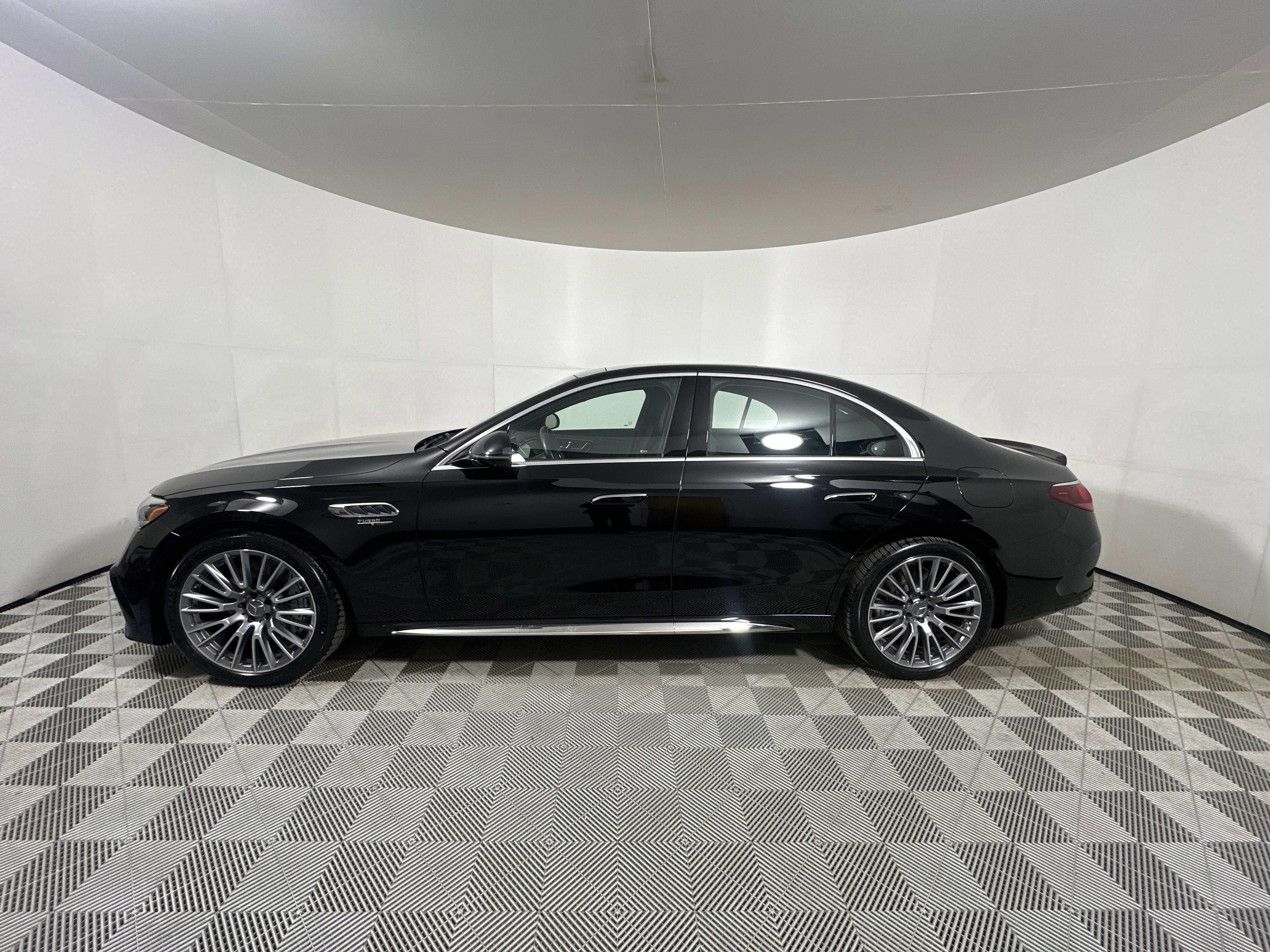 Used 2025 Mercedes-Benz E 53 AMG e 4MATIC Sedan image 4