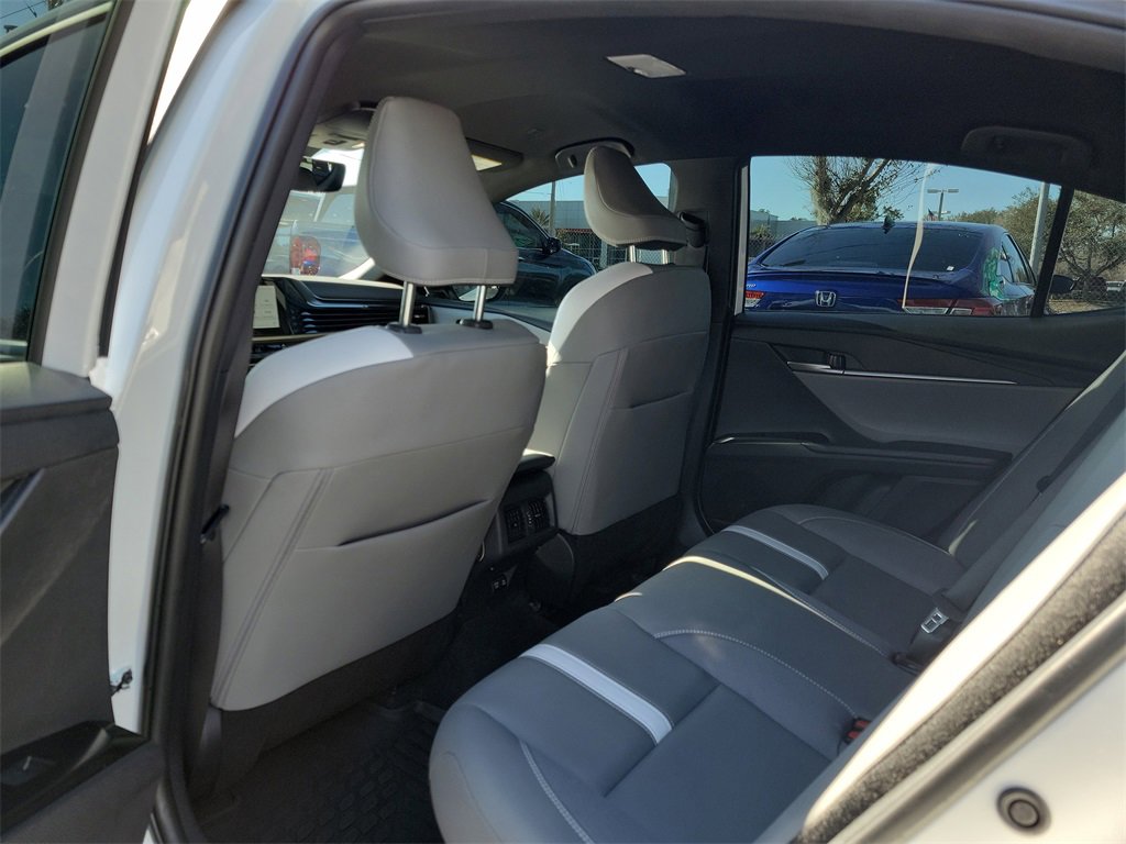 Used 2025 Toyota Camry SE image 13