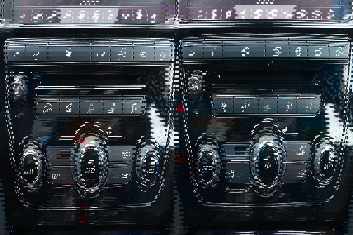 Used 2019 Jaguar XJ L Portfolio image 32