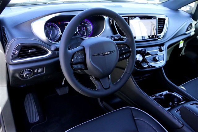 New 2026 Chrysler Pacifica Limited image 8