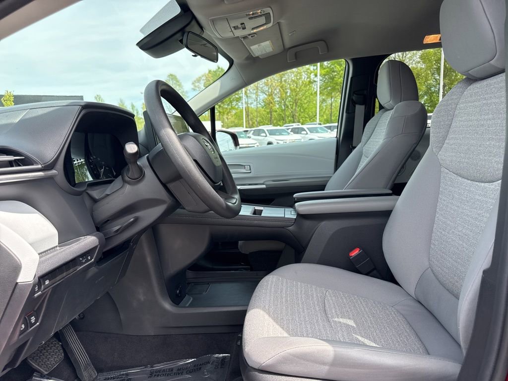 Used 2025 Toyota Sienna LE FWD image 9