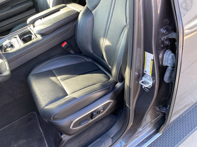 Used 2025 Jeep Wagoneer Series III w/ 8-Passenger Seating Package AWD/4WD image 18
