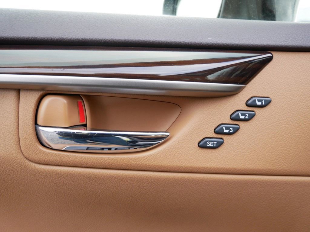 Used 2016 Lexus ES 300h w/ Premium Package w/Wood Trim image 16