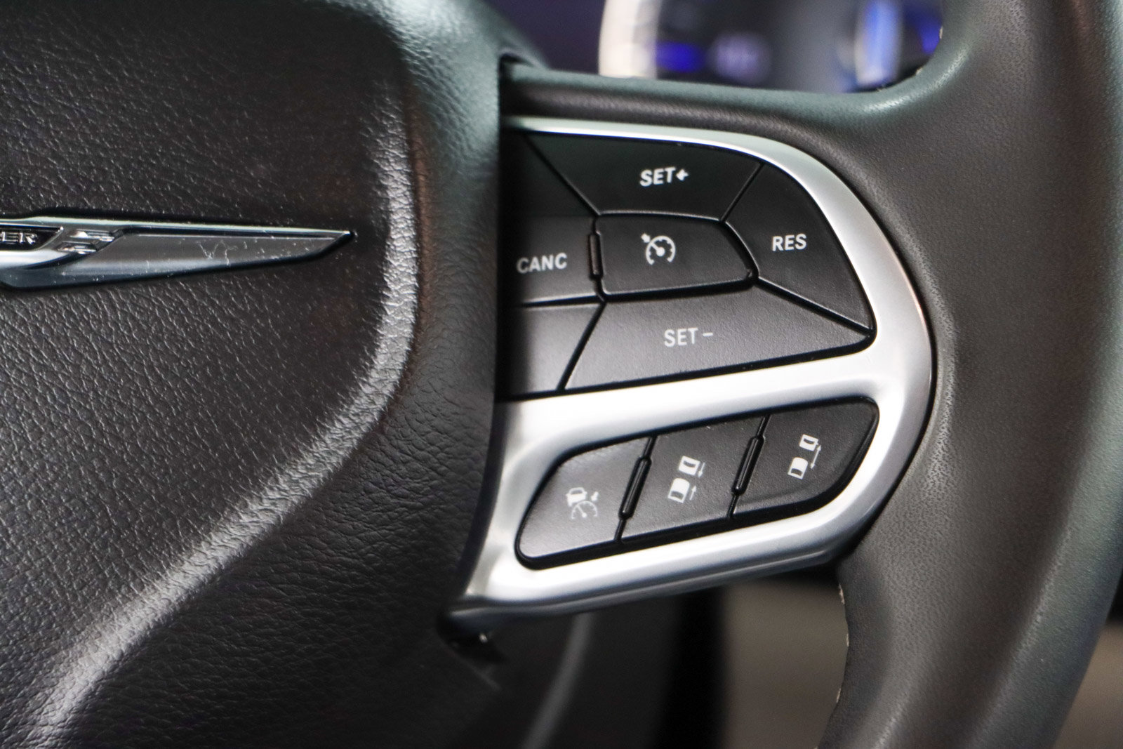 Used 2023 Chrysler Pacifica Touring-L FWD image 14