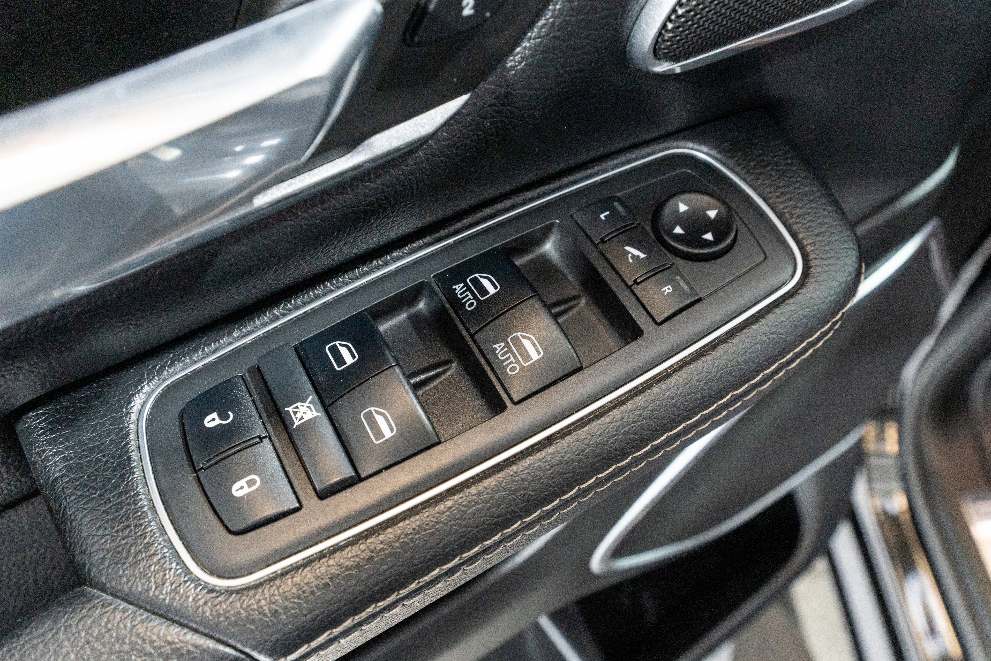 Used 2019 RAM 1500 Laramie AWD/4WD image 17