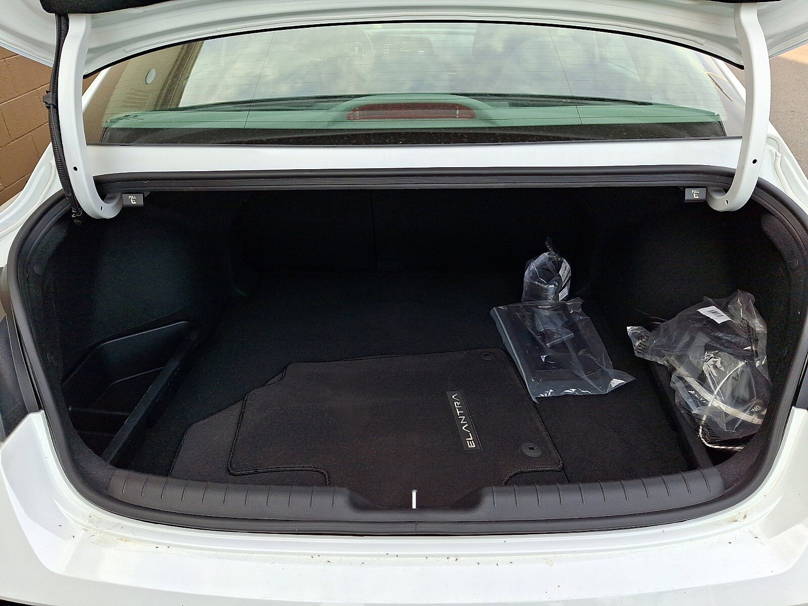 Certified 2025 Hyundai Elantra SEL w/ Cargo Package FWD image 30