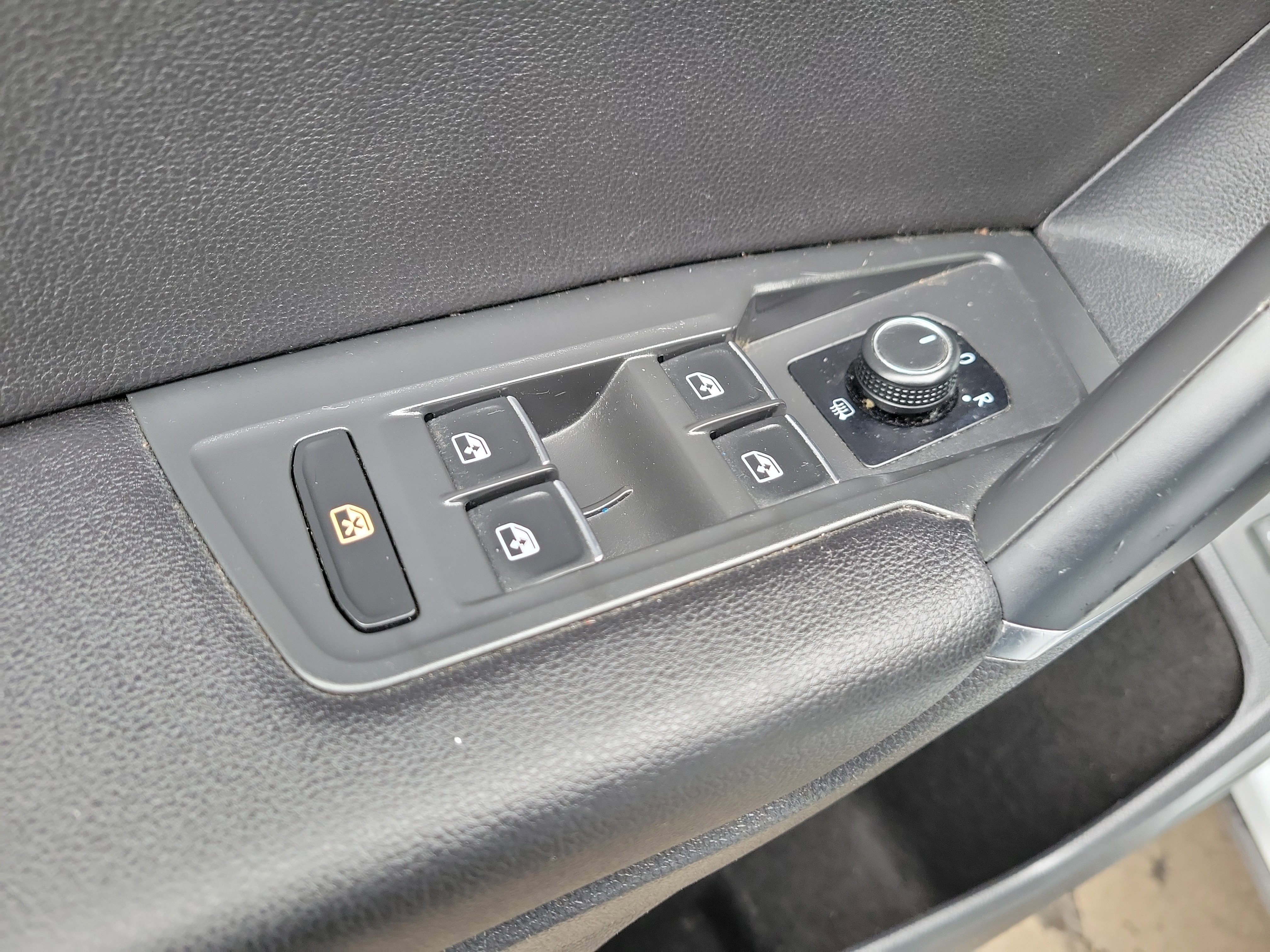 Used 2018 Volkswagen Tiguan SEL AWD/4WD image 21