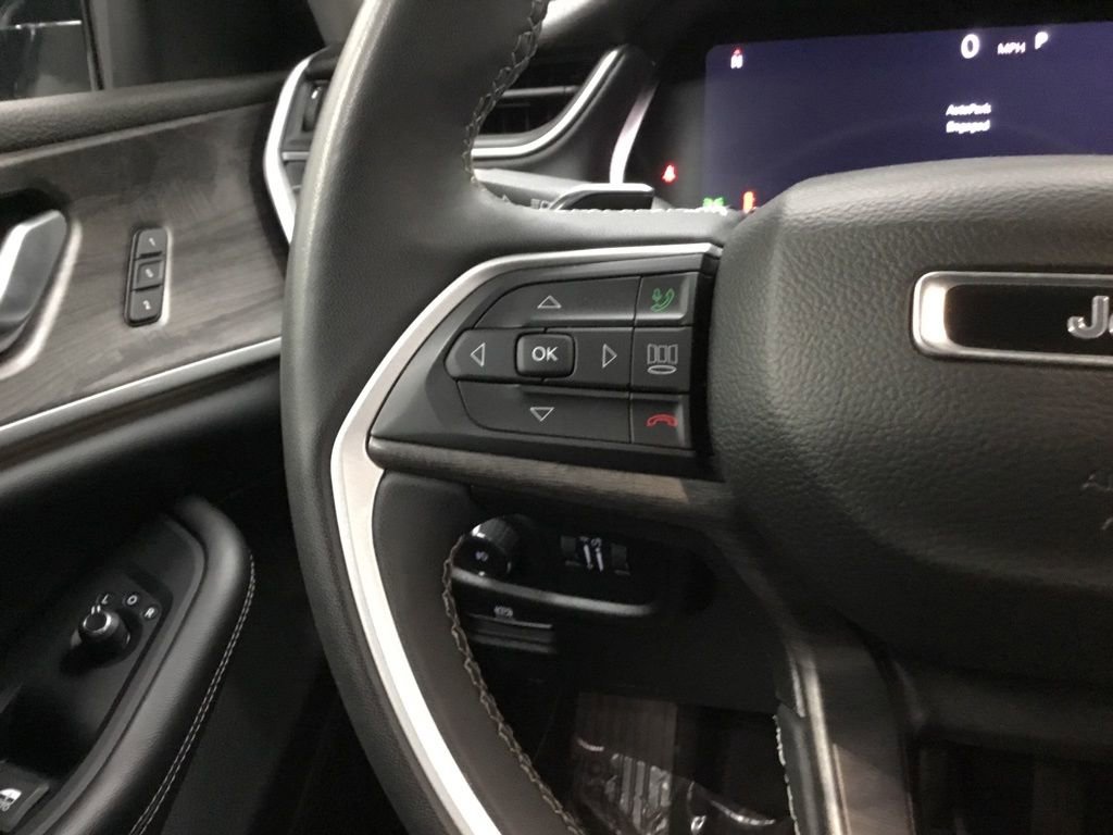 Used 2023 Jeep Grand Cherokee Limited image 43