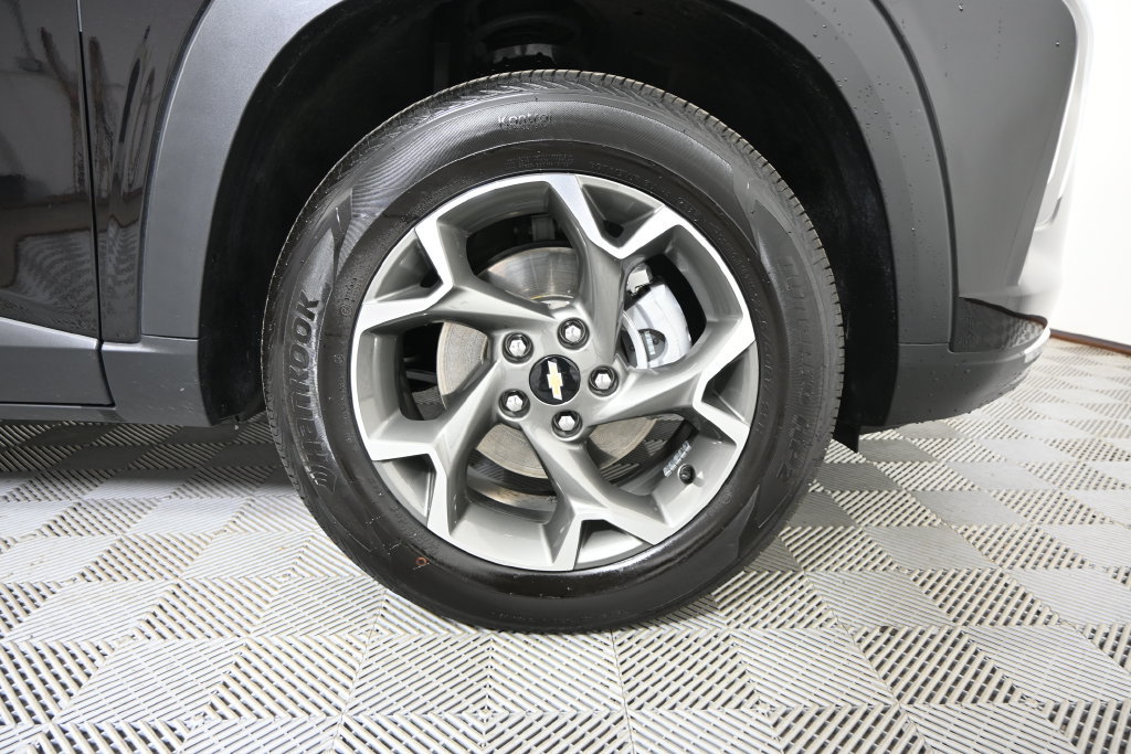 Used 2025 Chevrolet Trax LT FWD image 11