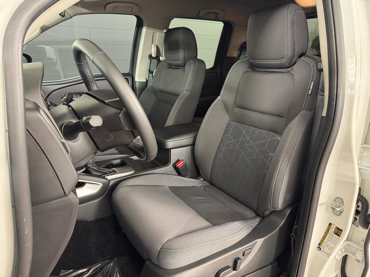 Used 2025 Nissan Frontier SV w/ SV Convenience Package image 14